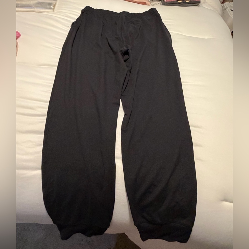 ⚠️⚠️ Fabletics relaxed black joggers in size XL ‼️